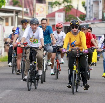 Bupati Barru Andi Ina Kartika Sari Gowes Keliling Kota Saat CFD, Pantau Infrastruktur dan Sapa Warga