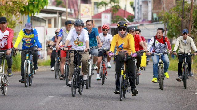 Ket: Bupati Barru Andi Ina Kartika Sari Gowes Keliling Kota Saat CFD