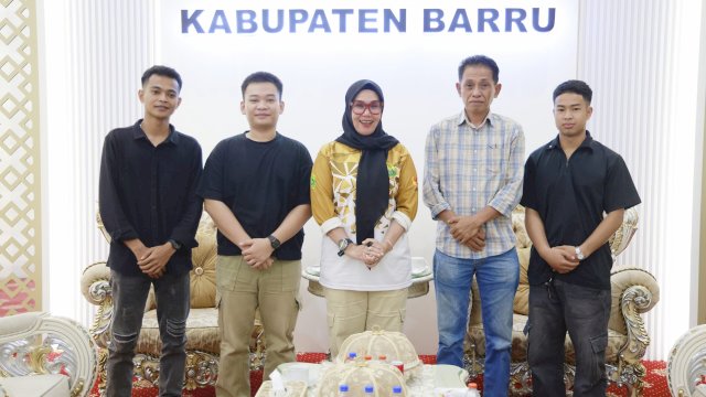 Ket: Bupati Barru, Andi Ina Kartika Sari bersama PMI yang akan ke Jepang
