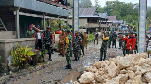 Hujan Tak Halangi Tim Wasev Evaluasi Program TMMD ke-128 Kodim 1415/Selayar. [IST]