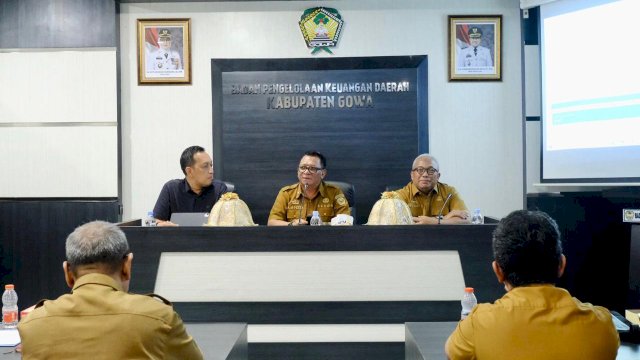 Sekretaris Daerah Kabupaten Gowa, Andy Azis, didampingi Kepala Dinas Perkimtan Kabupaten Gowa, Abdullah Sirajuddin dalam Rapat Percepatan Pendaftaran Tanah Melalui Sertifikasi Aset Pemerintah Daerah Kabupaten Gowa, di Ruang Rapat BPKD Kabupaten Gowa, Kantor Bupati Gowa, Selasa, (12/05/2026). (Dok. Humas Gowa)
