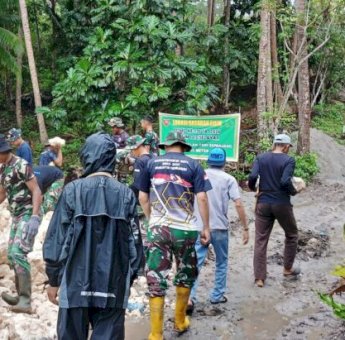 Gotong Royong di Tengah Hujan, Drainase Jalan Tani TMMD Selayar Terus Dikebut