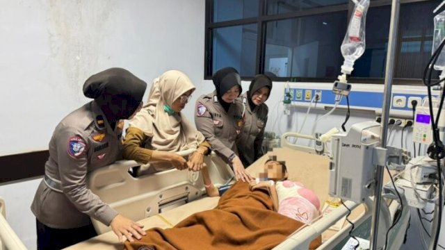 Polwan Polres Bulukumba Beri Dukungan Moril untuk Syifa yang Dirawat di RSUD. [IST]