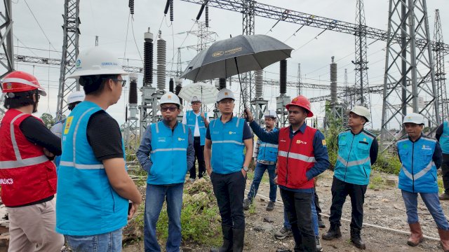General Manager PLN UIP Sulawesi, I Gusti Made Aditya (tengah) saat meninjau progres pengerjaan sejumlah proyek ketenagalistrikan di Sulawesi Tenggara, kemarin. (Dok. Humas PLN UIP Sulawesi) 