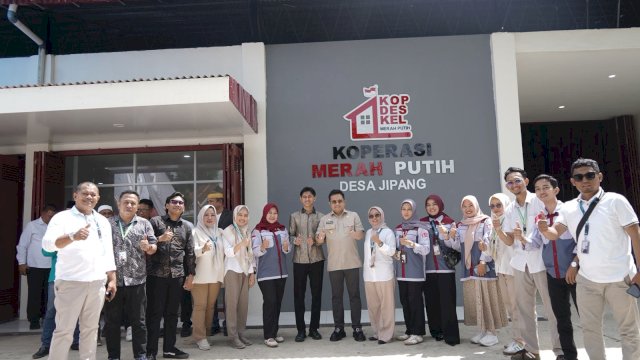 Wakil Bupati Gowa, Darmawangsyah Muin (tengah) saat menghadiri secara virtual Peresmian KDMP secara nasional oleh Presiden Republik Indonesia, Prabowo Subianto, di Koperasi Merah Putih Desa Jipang, Kecamatan Bontonompo Selatan, Sabtu (16/05/2026). (Dok. Humas Gowa) 
