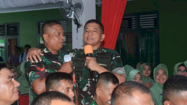 Pangdam XIV Hasanuddin Mayjen TNI Bangun Nawoko memberikan arahan kepada prajurit, Persit, dan PNS Kodim 1415/ Selayar menjelang penutupan TMMD ke-128 di Kabupaten Kepulauan Selayar. [IST]