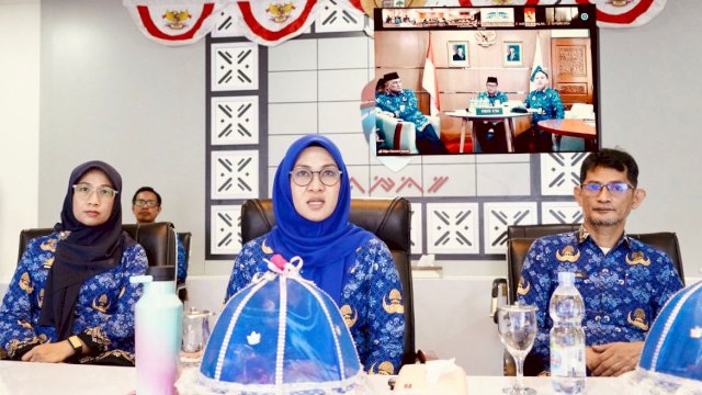 Bupati Gowa, Sitti Husniah Talenrang saat mengikuti Rembuk dan Bincang-Bincang Otonomi Daerah Antar Kepala Daerah dan Kementerian Dalam Negeri (REBOAN) secara virtual, di Peace Room Kantor Bupati Gowa, kemarin. (Dok. Humas Gowa) 