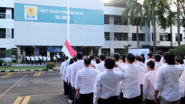 Jajaran manajemen dan pegawai PLN UIP Sulawesi saat menghadiri Upacara Peringatan Harkitnas, di Halaman Kantor PLN UIP Sulawesi, kemarin. (Dok. Humas PLN UIP Sulawesi)
