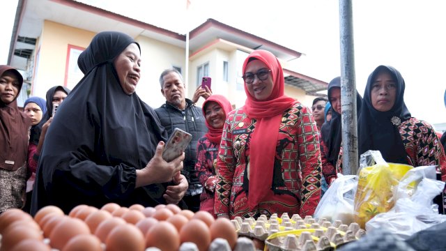 Bupati Gowa, Sitti Husniah Talenrang saat meninjau Pasar Murah Kabupaten Gowa, di Halaman Kantor Camat Somba Opu, Kamis, (21/05/2026). (Dok. Humas Gowa) 