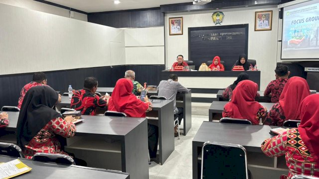 Balitbangda Kabupaten Gowa saat menggelar FGD Kajian Kelitbangan Tahun 2026, di Ruang Rapat Badan Pengelolaan Keuangan Daerah, Kantor Bupati Gowa. (Dok. Humas Gowa)