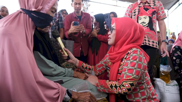 Bupati Gowa, Sitti Husniah Talenrang saat menyaksikan Penyaluran Bantuan Pangan Alokasi Februari dan Maret Tahun 2026, di Aula Kantor Desa Gentungan, Kecamatan Bajeng Barat, kemarin. (Dok. Humas Gowa) 