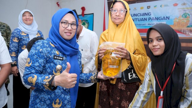 Bupati Gowa, Sitti Husniah Talenrang saat membagikan bantuan pangan kepada salah satu penerima, di Aula Kantor Camat Pallangga, kemarin. (Dok. Humas Gowa) 