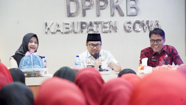 Wakil Bupati Gowa, Darmawangsyah Muin saat membuka Rapat Pengendalian Lapangan Program Pembangunan Bangga Kencana, di Aula Kantor Dinas PPKB Kabupaten Gowa, kemarin. (Dok. Humas Gowa) 