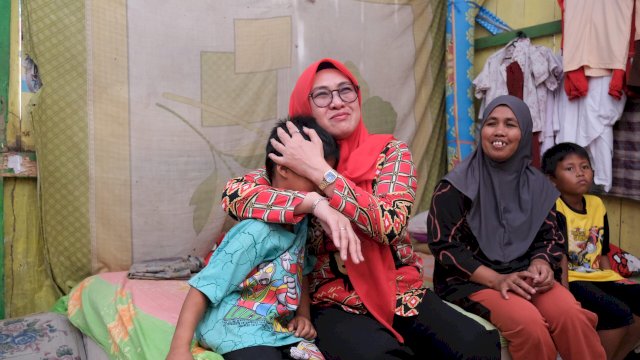 Bupati Gowa, Sitti Husniah Talenrang bersama Asmawati (kanan) saat meninjau langsung kondisi rumah yang telah mendapatkan bantuan bedah rumah dan ZMart, di Kecamatan Pallangga, kemarin. (Dok. Humas Gowa) 