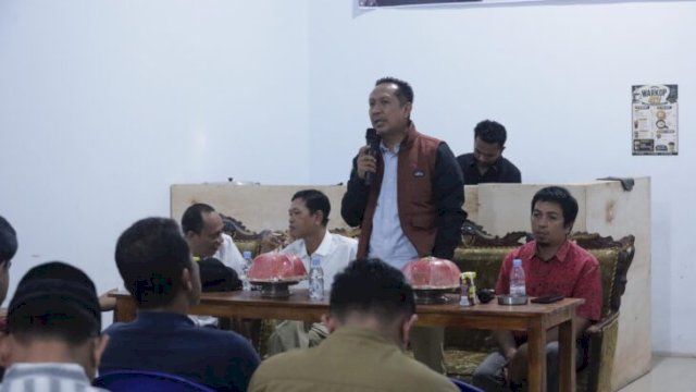 Wakil ketua DPRD Bulukumba, Syahruni Haris menggelar reses/temu konstituen di warkop 47 bersama kalangan pemuda. [IST]
