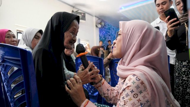 Bupati Gowa, Sitti Husniah Talenrang saat melakukan Monitoring Penyaluran Bantuan Pangan Bulog Alokasi Februari dan Maret Tahun 2026, di Aula Kantor Desa Romangloe, Kecamatan Bontomarannu, kemarin. (Dok. Humas Gowa) 