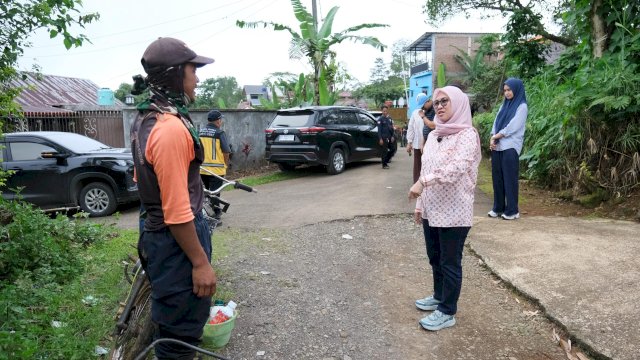 Bupati Gowa, Sitti Husniah Talenrang saat meninjau salah satu ruas jalan di Kecamatan Tinggimoncong, kemarin. Pemerintah Kabupaten Gowa akan melakukan pengaspalan pada tiga ruas jalan di wilayah tersebut. (Dok. Humas Gowa) 