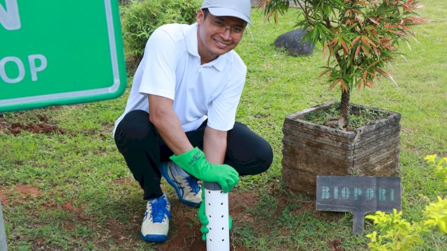 General Manager PLN UIP Sulawesi, I Gusti Made Aditya San Adinatha saat mengikuti Gerakan Biopori dan Komposter di area Kantor PLN UIP Sulawesi, kemarin. (Dok. Humas PLN UIP Sulawesi) 