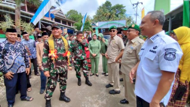 TMMD ke-128 resmi ditutup Pangdam Hasanuddin, Mayjen TNI Bangun Nawoko. dihadri oleh Komandan Kodaeral, Laksda TNI Andi Abdul Aziz, Brigjen TNI (Purn) Nur Salam, Brigjen TNI (Purn) Andi Kamaruddin dan Bupati Kepulauan Selayar, H. Muh Natsir Ali. [Foto: Andi Rusman/Republiknews.co.id]