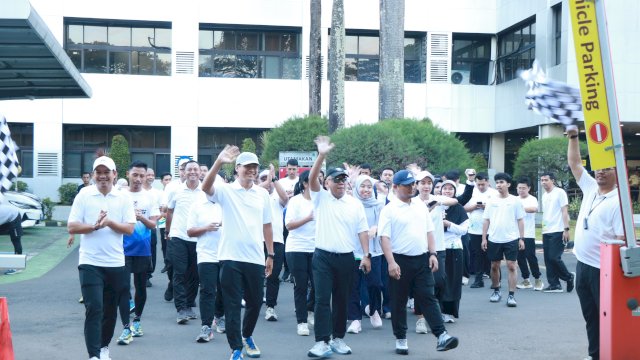 Manajemen PLN UIP Sulawesi saat mengikuti Fun Walk 5K sebagai rangkaian launching &ldquo;PLN Wellness League Energi Bergerak 2026&rdquo;. (Dok. Humas PLN UIP Sulawesi)
