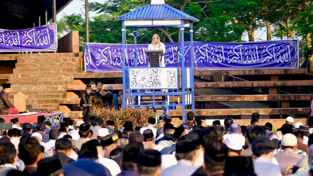 Bupati Gowa, Sitti Husniah Talenrang saat memberikan sambutan usai pelaksanaan Salat Hari Raya Iduladha 1447 Hijriah, di Lapangan RTH Syekh Yusuf, Rabu, (27/05/2026). (Dok. Humas Gowa) 