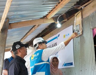 Kini Rumah Daeng Kanang Tak Lagi Gelap, Light Up The Dream PLN Bawa Cahaya di Iduladha