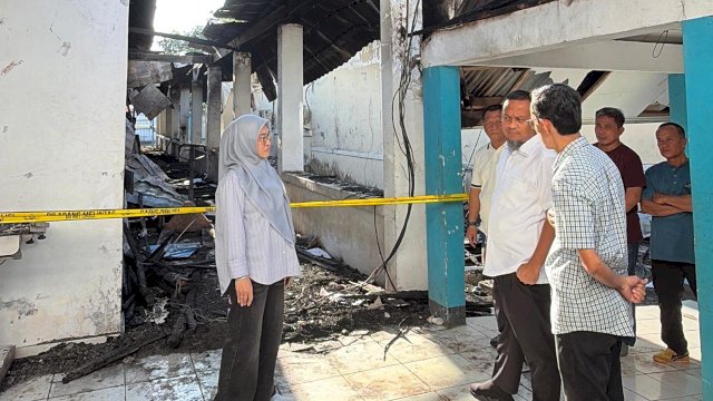 Bupati Gowa, Sitti Husniah Talenrang saat mendampingi kunjungan Gubernur Sulsel, Andi Sudirman Sulaiman saat meninjau RSUD Syekh Yusuf pasca kebakaran, Minggu, (31/05/2026). (Dok. Humas Gowa) 