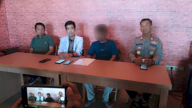 Ket: Dokter Psikiater, R dan Kapolsek Bacukiki saat konferensi pers di Cafe Alya