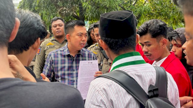 Anggota DPRD Sulsel, Heriwawan saat menerima massa aksi dari Koalisi Rakyat Sulsel di halaman kantor sementara DPRD Sulsel, Jalan AP Pettarani, Makassar, Rabu (6/5/2026). (Foto: Istimewa)