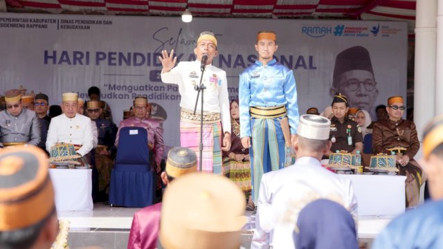 Bupati Sidrap, Syaharuddin Alrif saat memberikan sambutan dalam upacara peringatan Hari Pendidikan Nasional (Hardiknas) di Lapangan Kompleks SKPD Sidrap, Senin (4/5/2026). (Foto: Humas Pemkab Sidrap)
