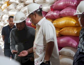 Andi Iwan Aras Kunjungi Gudang Bulog Wajo, Pastikan Stok dan Kualitas Beras Tetap Terjaga