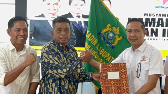 H. Andi Gunawan Serahkan Estafet Kepemimpinan Kadin Bulukumba kepada Syahruni Haris. [IST]