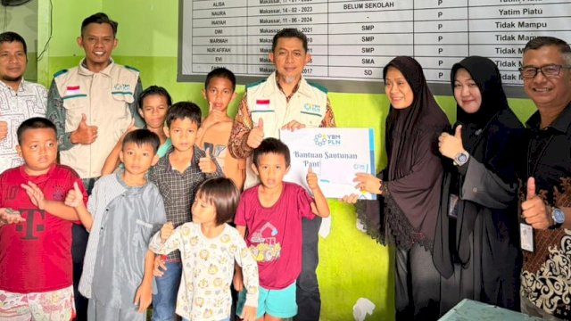 GM PLN UID Sulselrabar, Edyansyah bersama YBM PLN UID Sulselrabar saat memberikan bantuan di panti asuhan Al-Muallaf, Kota Makassar, Jumat (8/5/2026). (Foto: Istimewa)