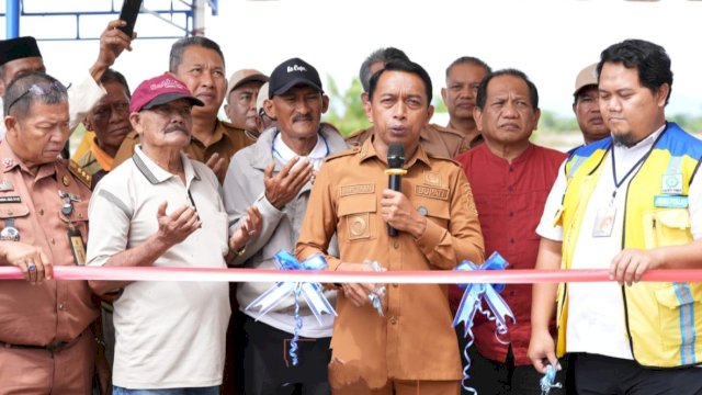 Bupati Sidrap, Syaharuddin Alrif menghadiri peresmian sekaligus uji pengaliran JIAT Program Instruksi Presiden (Inpres) di Desa Rijang Panua, Kecamatan Kulo, Sidrap, Selasa (12/5/2026). (Foto: Humas Pemkab Sidrap)