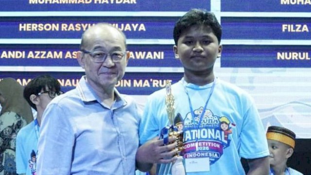Siswa SMP IT Al Biruni Mandiri Karunrung Makassar, Herson Rasyha Wijaya (kanan) bakal mengikuti lomba ALOHA atau Mental Aritmatika yang dipusatkan di Panama, Amerika Tengah, pada tanggal 24 Juli mendatang. (Foto: Istimewa)