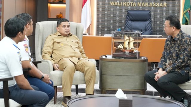 Wali Kota Makassar, Munafri Arifuddin saat menerima audiensi jajaran PT Sinar Jaya Megah Langgeng yang dipimpin Direktur Utama, Teddy Rusly, terkait pengembangan sistem angkutan umum massal di Makassar, Senin (18/5/2026). (Foto: Istimewa)
