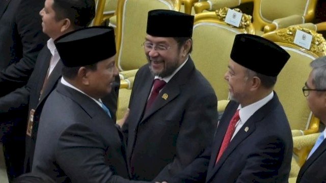 Wakil Ketua DPD RI, Tamsil Linrung bersalaman dengan Presiden Prabowo Subianto usai menghadiri paripurna DPR di Kompleks Parlemen, Senayan, Jakarta, Rabu (20/5/2026). (Foto: Istimewa)
