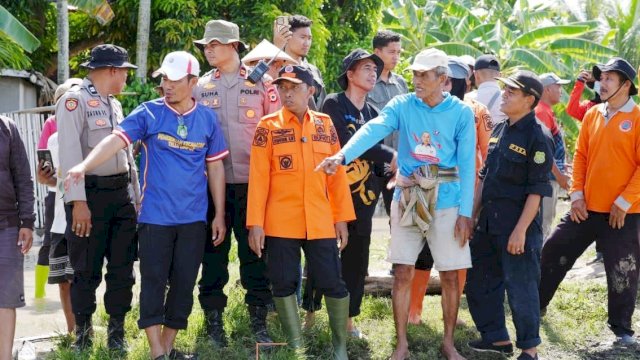 Bupati Sidrap, Syaharuddin Alrif saat turun langsung mengelilingi sejumlah titik terdampak banjir di wilayah Kecamatan Tellu Limpoe pada Jumat (15/5/2026). (Foto: Humas Pemkab Sidrap)