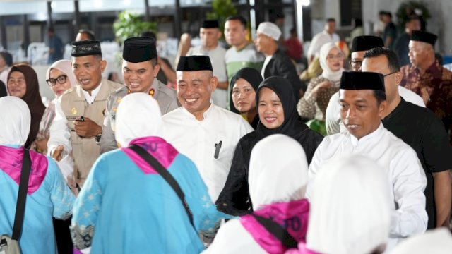 Suasana haru dan penuh doa mengiringi pelepasan calon jemaah haji Kloter 40 Kabupaten Sidrap di Rumah Jabatan Bupati Sidrap, Kelurahan Pangkajene, Kecamatan Maritengngae, Senin (18/5/2026). (Foto: Humas Pemkab Sidrap)