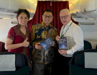 Usai Dikukuhkan Profesor Kehormatan Universiti Teknologi Malaysia, Taruna Ikrar Launching Buku di Atas Pesawat