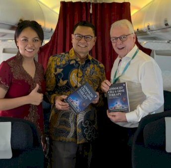 Usai Dikukuhkan Profesor Kehormatan Universiti Teknologi Malaysia, Taruna Ikrar Launching Buku di Atas Pesawat