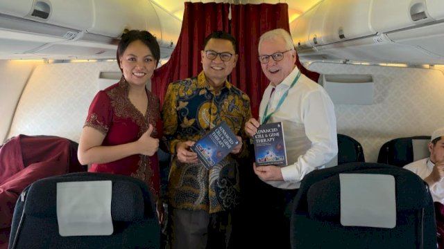 Di tengah perjalanan udara dari Malaysia menuju Jakarta, Kepala BPOM RI, Taruna Ikrar menorehkan jejak penting dalam dunia sains global dengan meluncurkan buku terbarunya. (Foto: Istimewa)