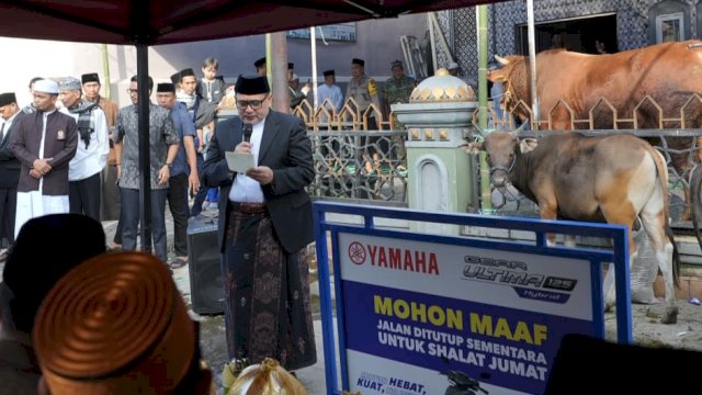 Wali Kota Makassar, Munafri Arifuddin saat menyaksikan langsung prosesi pemotongan hewan kurban bantuan Presiden Prabowo Subianto di Masjid At-Taqwa, Kecamatan Wajo, Makassar, Rabu (27/5/2026). (Foto: Istimewa)