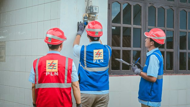 Petugas PLN sedang memeriksa kWh meter pelanggan di Kota Parepare, Sulawesi Selatan. (Foto: Istimewa)