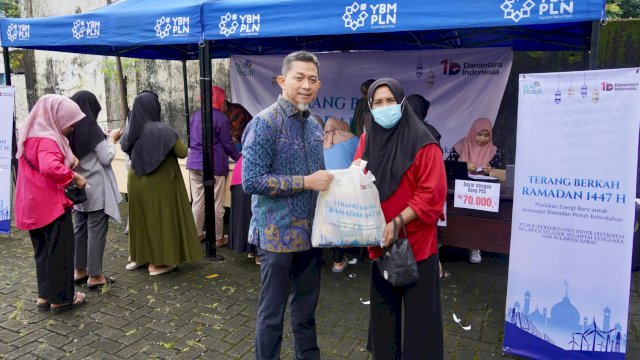 General Manager PLN UID Sulselrabar, Edyansyah saat menyerahkan paket sembako murah kepada masyarakat dalam kegiatan Terang Berkah Ramadan 1447 H lalu. (Foto: Istimewa)