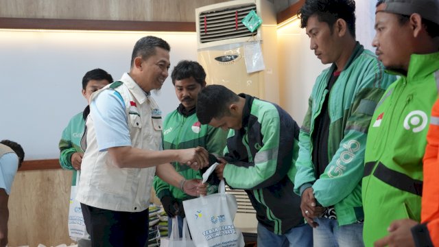 Penyaluran bantuan Tebar Berkah Daging 1447 H kepada para ojek online yang diserahkan langsung oleh GM PLN UID Sulselrabar, Edyansyah. (Foto: Istimewa)