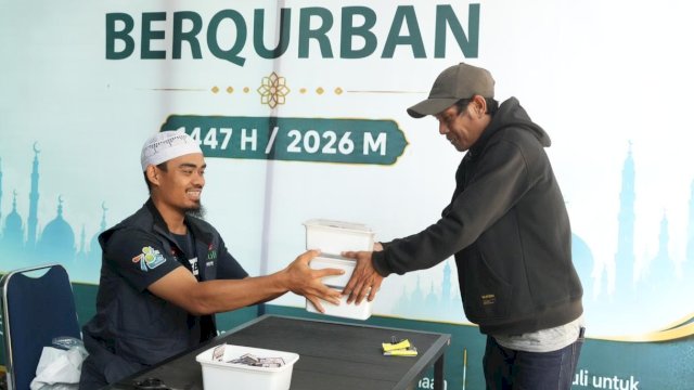 Penyaluran daging kurban PLN UID Sulselrabar kepada masyarakat dalam rangka Idul Adha 1447 H, Rabu (27/5/2026). (Foto: Istimewa)