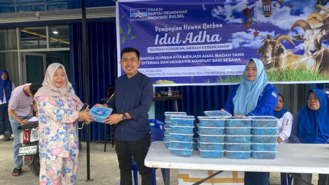 Sekretaris Fraksi Partai Demokrat DPRD Sulsel, Heriwawan saat membagikan daging kurban di Sekretariat DPD Demokrat Sulsel, Jalan Mirah Seruni, Kota Makassar, Kamis (28/5/2026). (Foto: Istimewa)