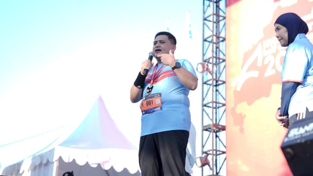 Wali Kota Makassar, Munafri Arifuddin saat memperkenalkan fitur baru Super Apps Lontara Plus bernama Makassar Move pada rangkaian Makassar Half Marathon (MHM) 2026, Sabtu (30/5/2026). (Foto: Istimewa)