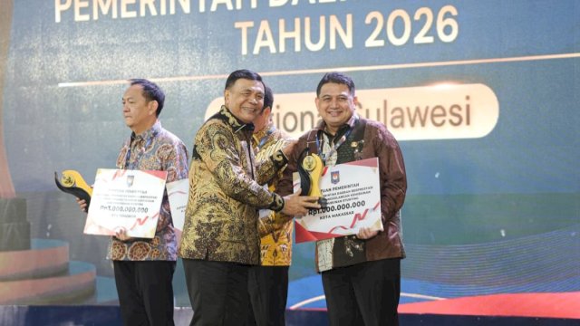 Wali Kota Makassar, Munafri Arifuddin saat menerima penghargaan Terbaik I Kategori Creative Financing Regional Sulawesi Tahun 2026 di ajang Apresiasi Pemerintah Daerah Berprestasi Tahun 2026 yang diselenggarakan Kemendagri di Kendari, Jumat (29/5/2026) malam. (Foto: Istimewa)